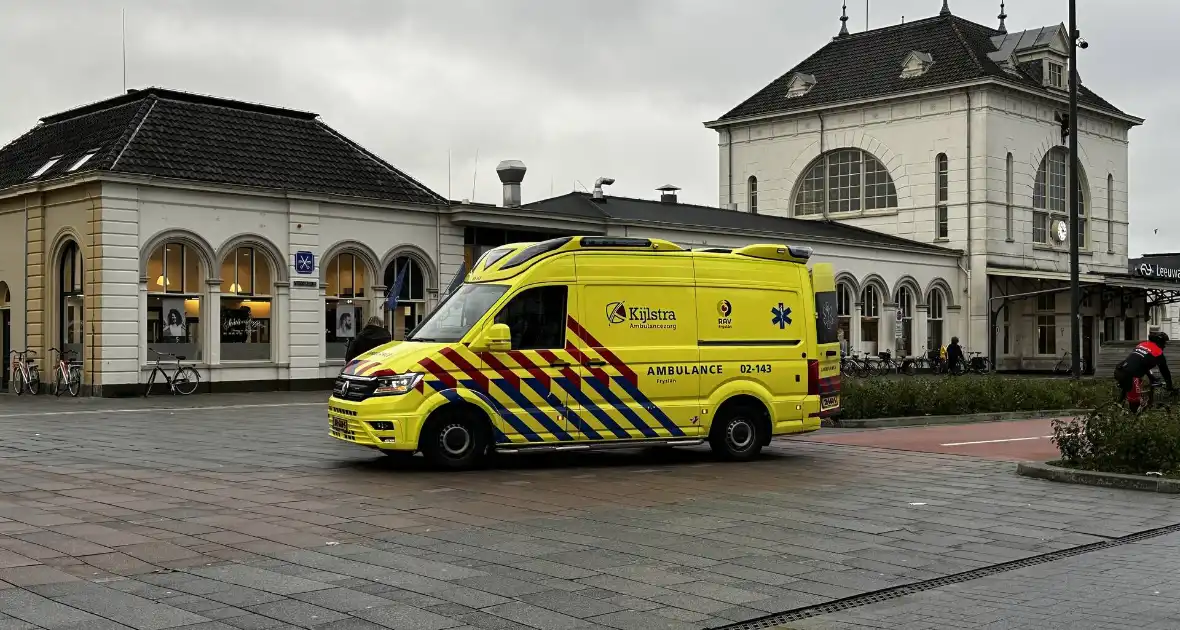 Vrouw op elektrische fiets aangereden door auto - Foto 1