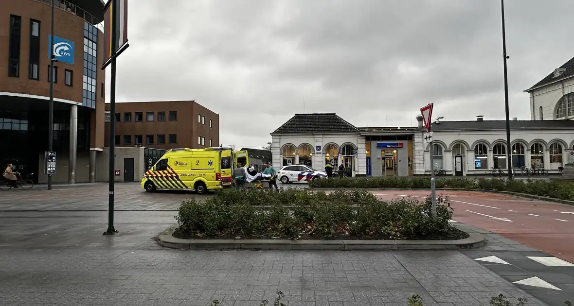 Vrouw op elektrische fiets aangereden door auto - Foto 3