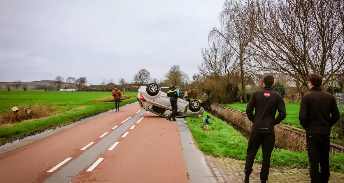 Automobiliste belandt met auto op de kop