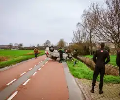 Automobiliste belandt met auto op de kop