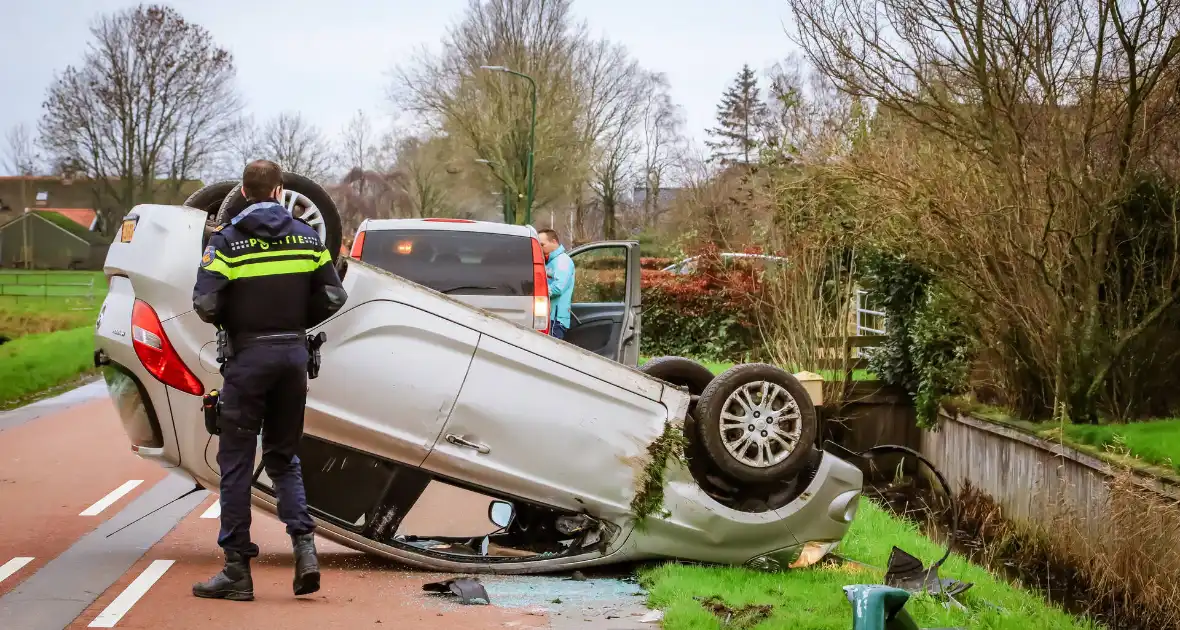 Automobiliste belandt met auto op de kop - Foto 1