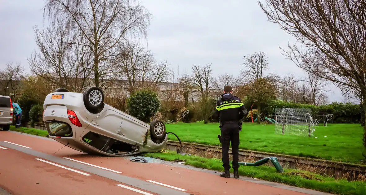 Automobiliste belandt met auto op de kop - Foto 2