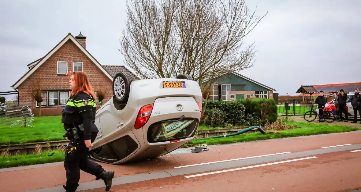 Automobiliste belandt met auto op de kop - Foto 3