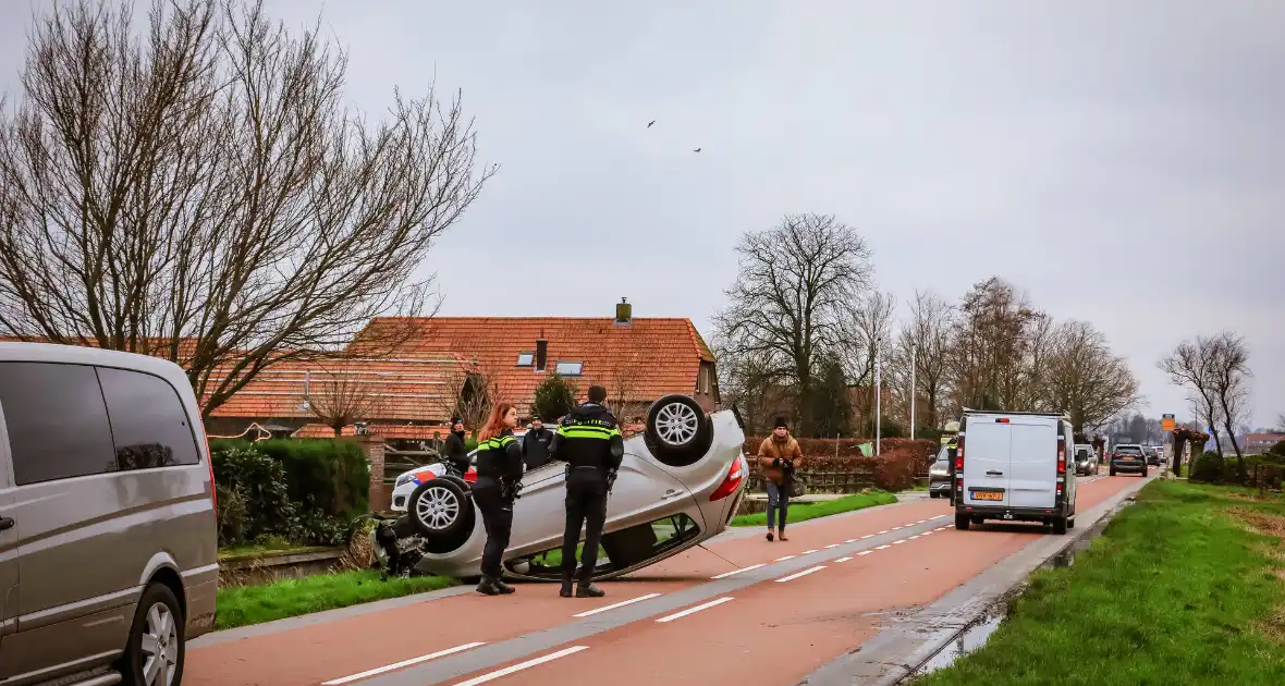 Automobiliste belandt met auto op de kop - Foto 4