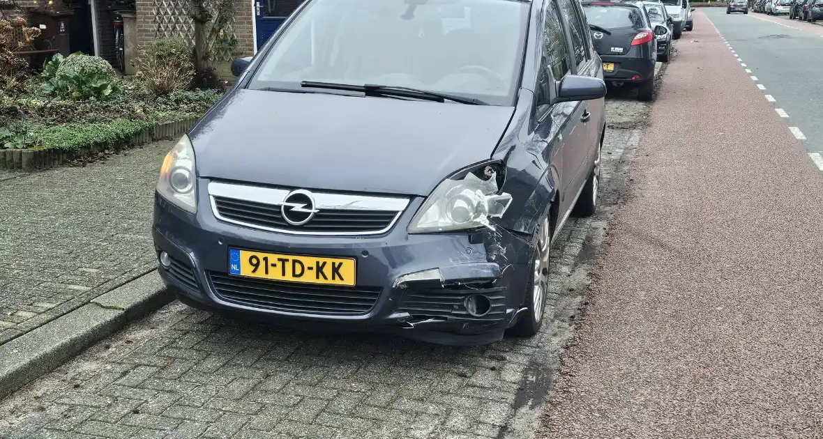 Automobilist ziet andere auto over het hoofd - Foto 4