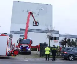 Brandweer onderzoekt rookontwikkeling uit pand