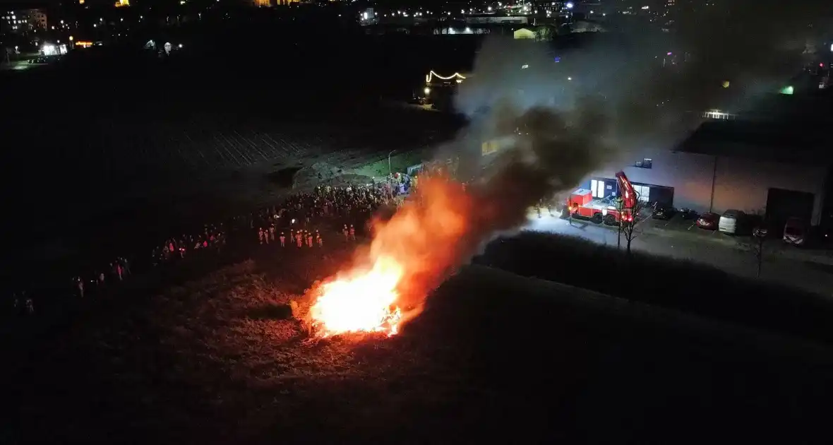 Kerstboomverbranding trekt veel bekijks