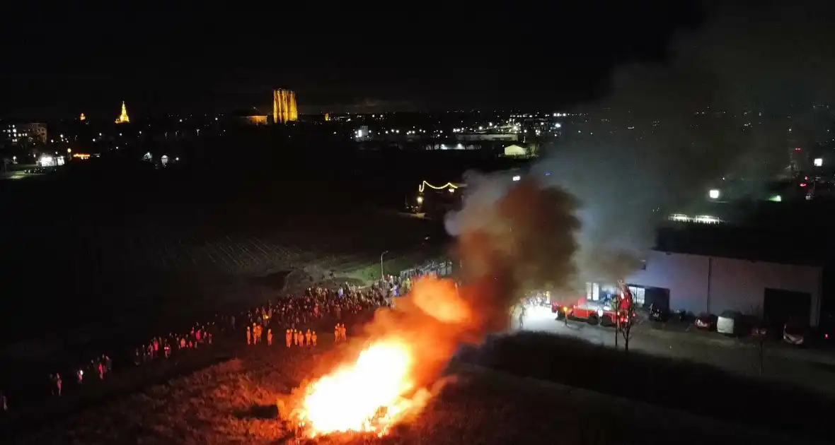 Kerstboomverbranding trekt veel bekijks - Foto 1