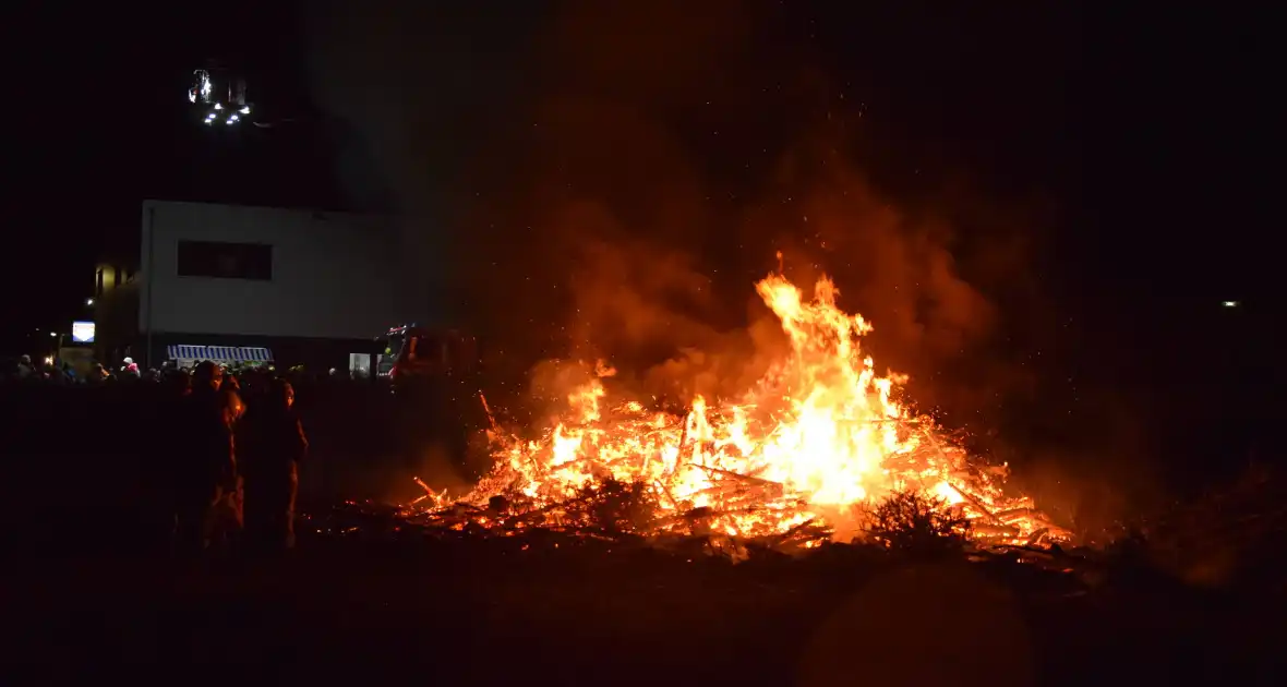 Kerstboomverbranding trekt veel bekijks - Foto 11