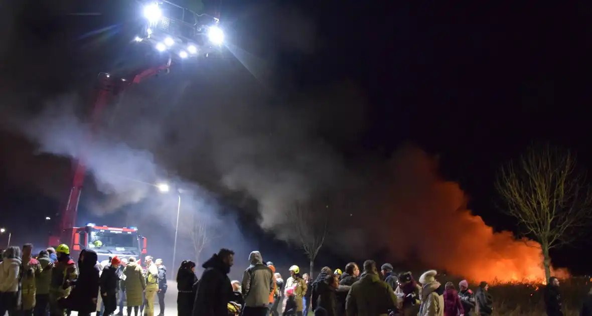 Kerstboomverbranding trekt veel bekijks - Foto 12