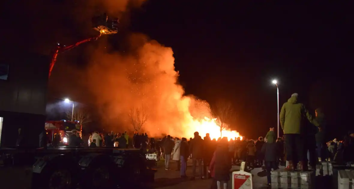 Kerstboomverbranding trekt veel bekijks - Foto 4