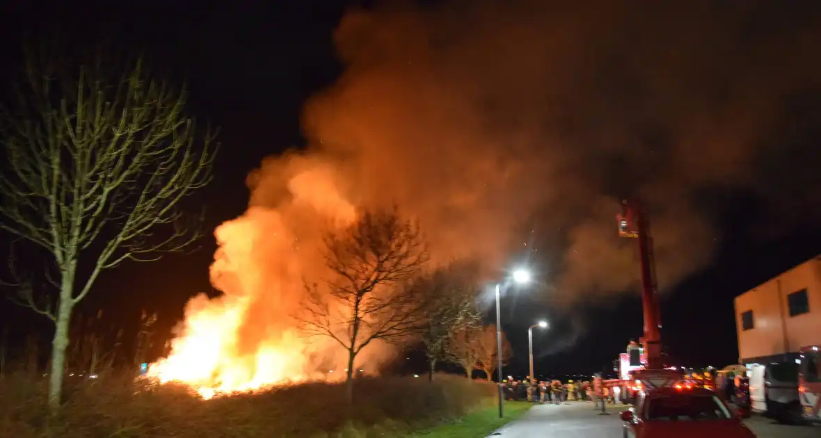 Kerstboomverbranding trekt veel bekijks - Foto 7