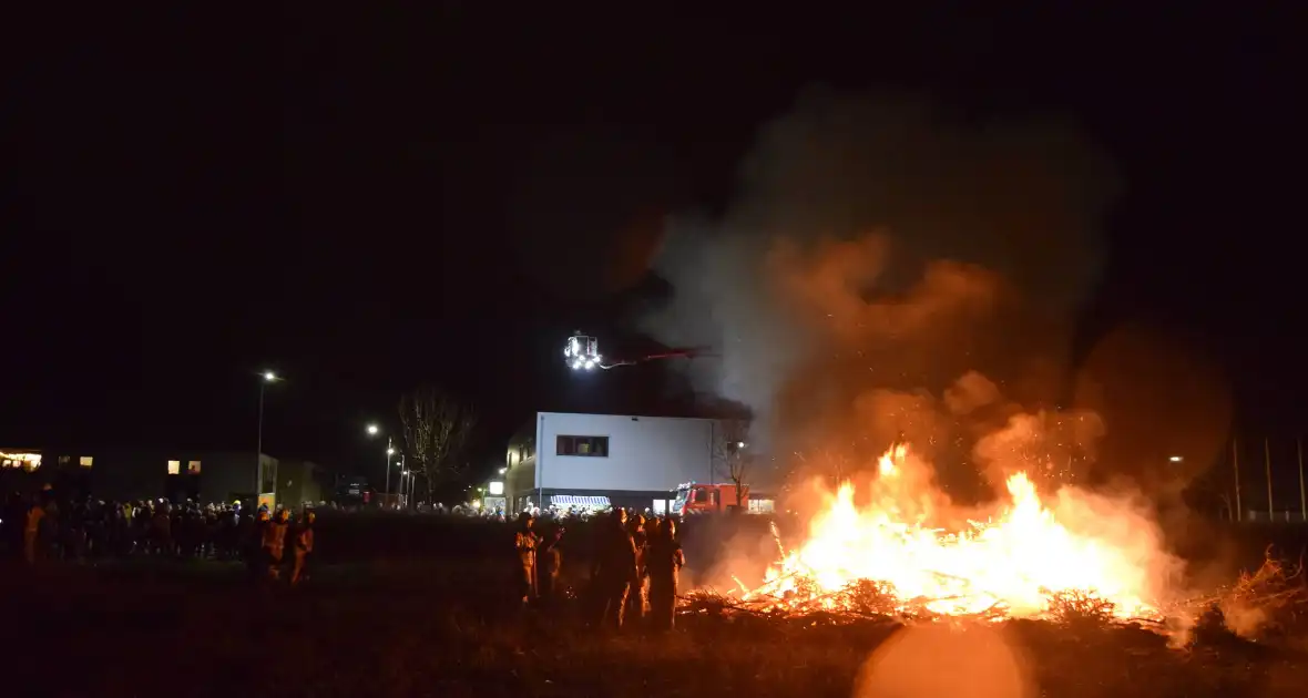 Kerstboomverbranding trekt veel bekijks - Foto 8