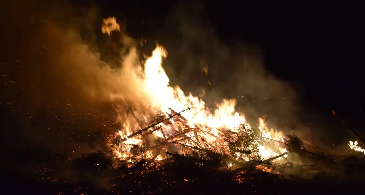 Kerstboomverbranding trekt veel bekijks - Foto 9