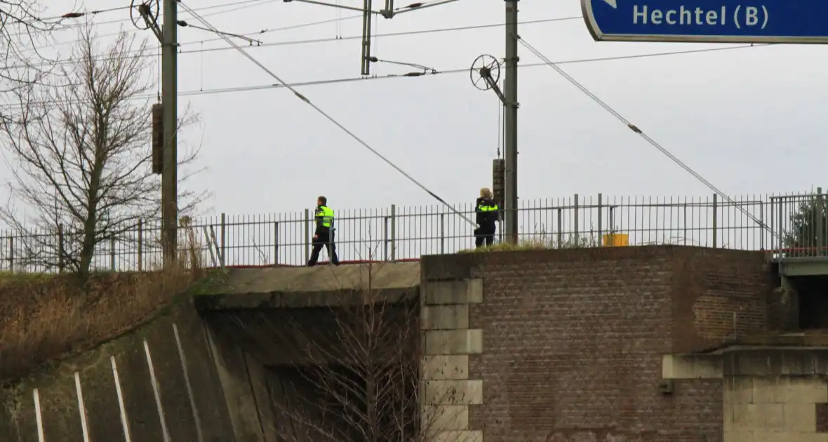 Hulpdiensten zoeken naar persoon op spoor