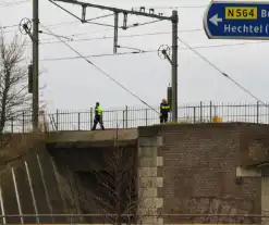 Hulpdiensten zoeken naar persoon op spoor