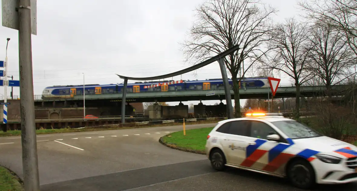 Hulpdiensten zoeken naar persoon op spoor - Foto 1