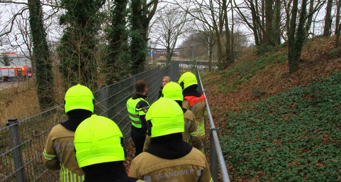 Hulpdiensten zoeken naar persoon op spoor - Foto 3