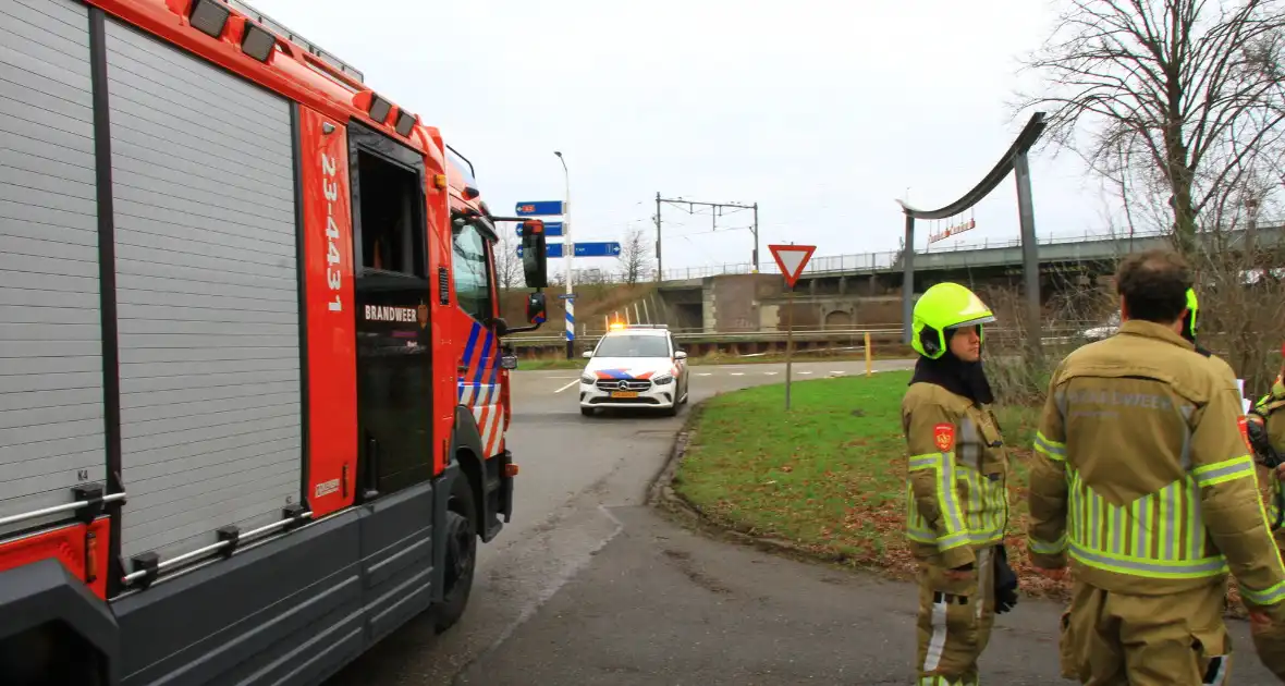 Hulpdiensten zoeken naar persoon op spoor - Foto 4