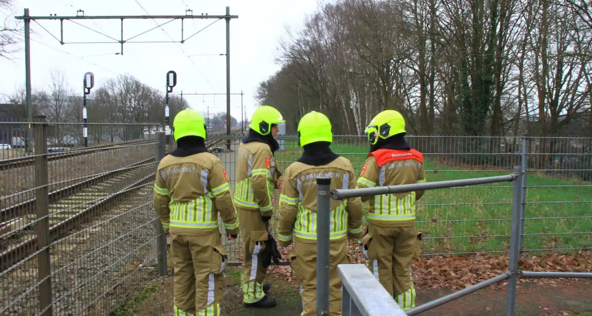 Hulpdiensten zoeken naar persoon op spoor - Foto 6