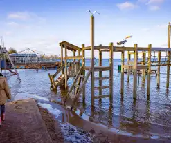 Strandpaviljoen vol gasten ondanks hoog water