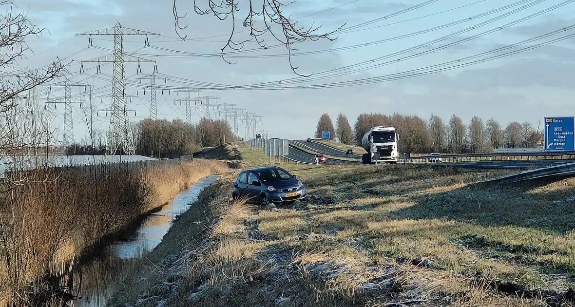 Automobilist belandt naast de weg