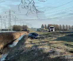 Automobilist belandt naast de weg