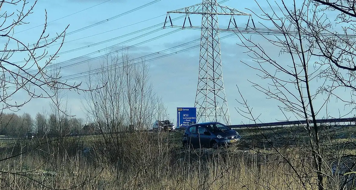 Automobilist belandt naast de weg - Foto 1