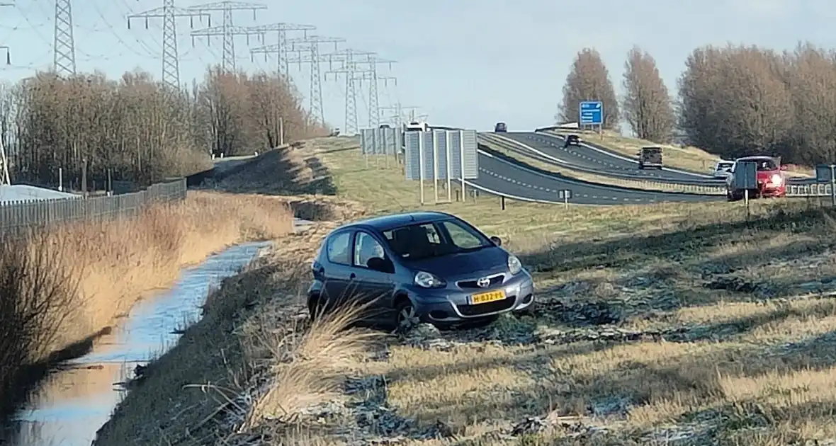 Automobilist belandt naast de weg - Foto 2