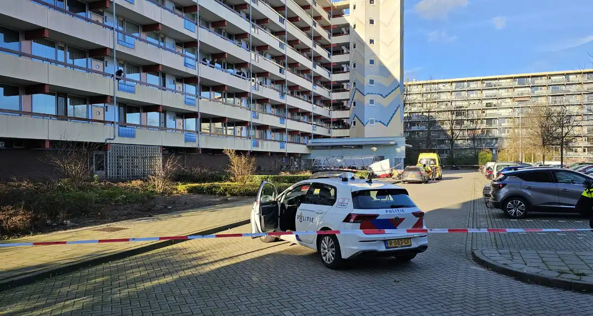 Onderzoek naar overleden persoon bij flatgebouw