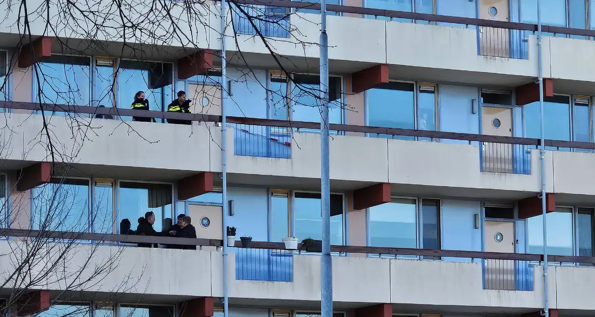 Onderzoek naar overleden persoon bij flatgebouw - Foto 1