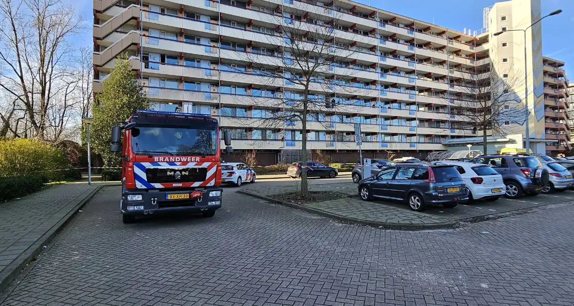 Onderzoek naar overleden persoon bij flatgebouw - Foto 2