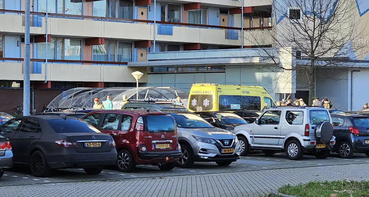 Onderzoek naar overleden persoon bij flatgebouw - Foto 3