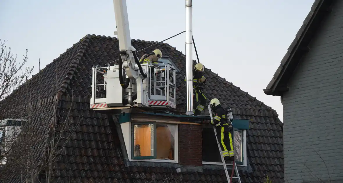 Brand in schoorsteen slaat over naar dakkapel - Foto 4