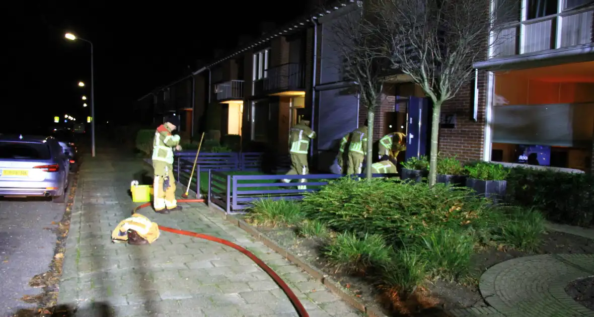 Brandweer pompt water uit kruipruimte