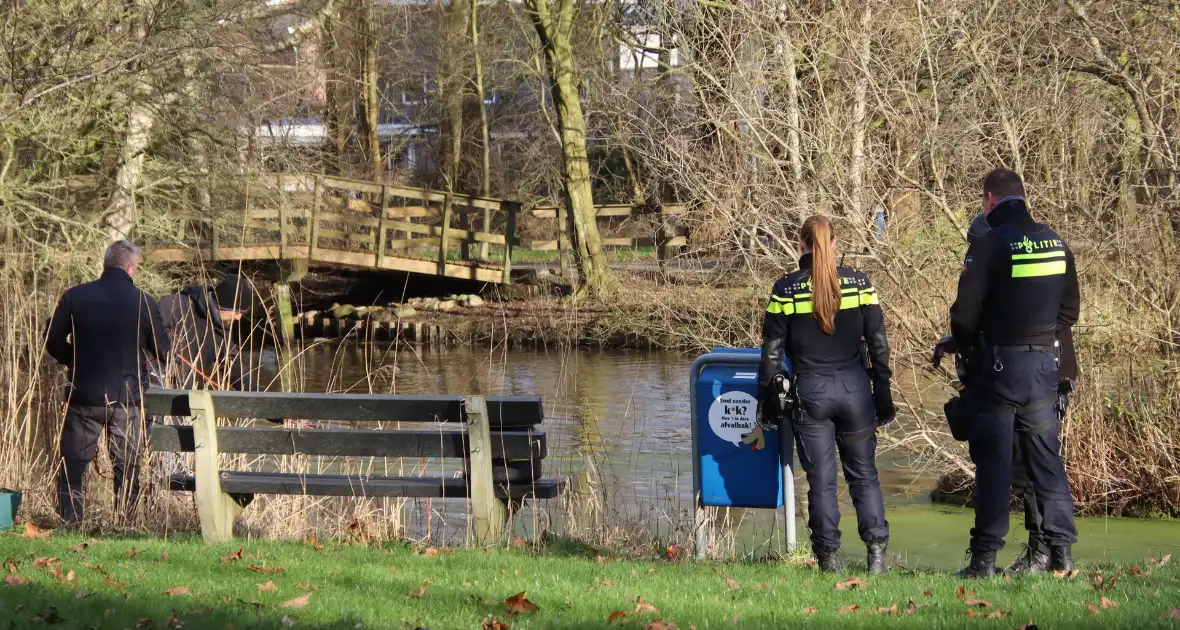 Politie zoekt in sloot naar wapen