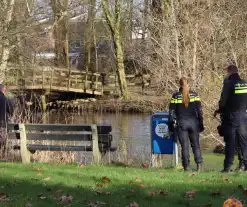 Politie zoekt in sloot naar wapen