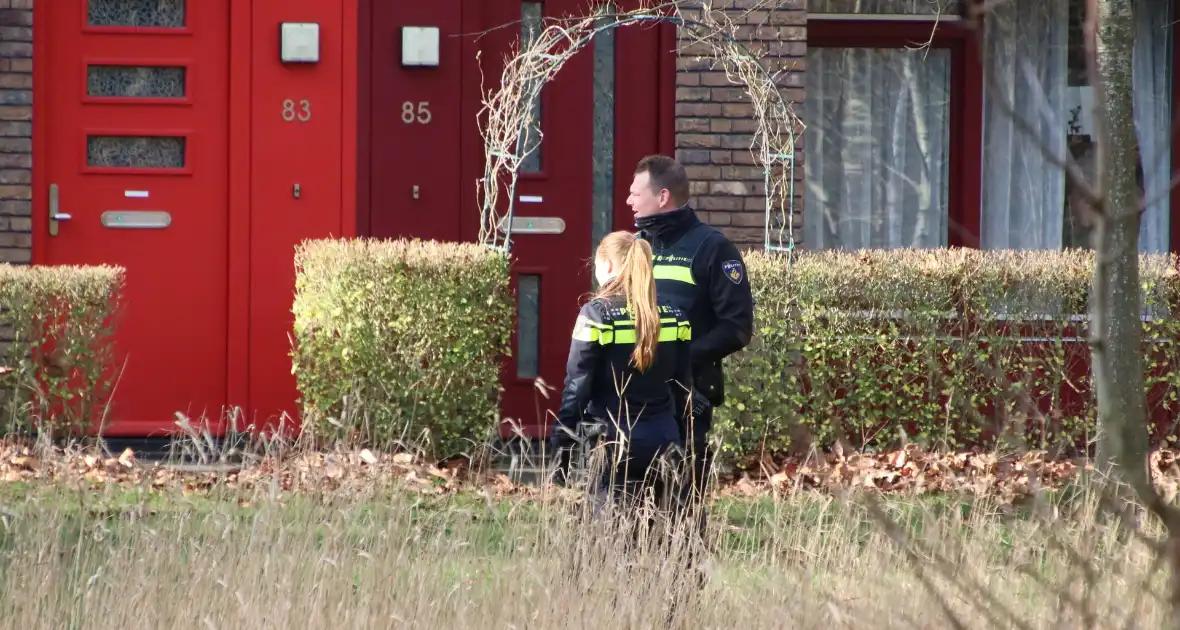 Politie zoekt in sloot naar wapen - Foto 2