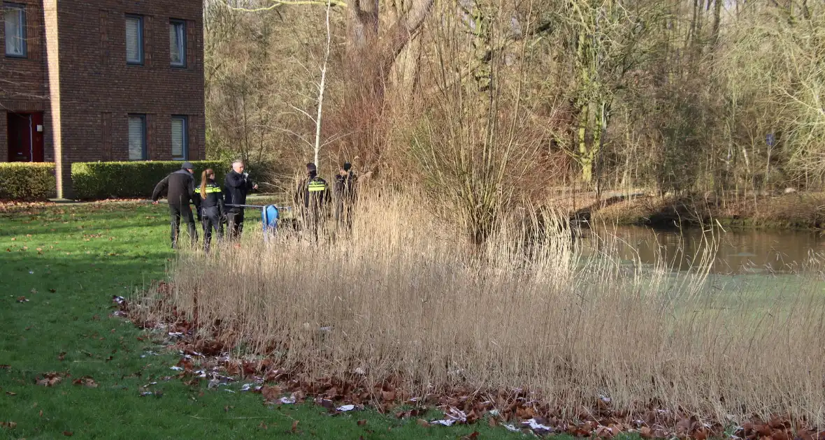 Politie zoekt in sloot naar wapen - Foto 3