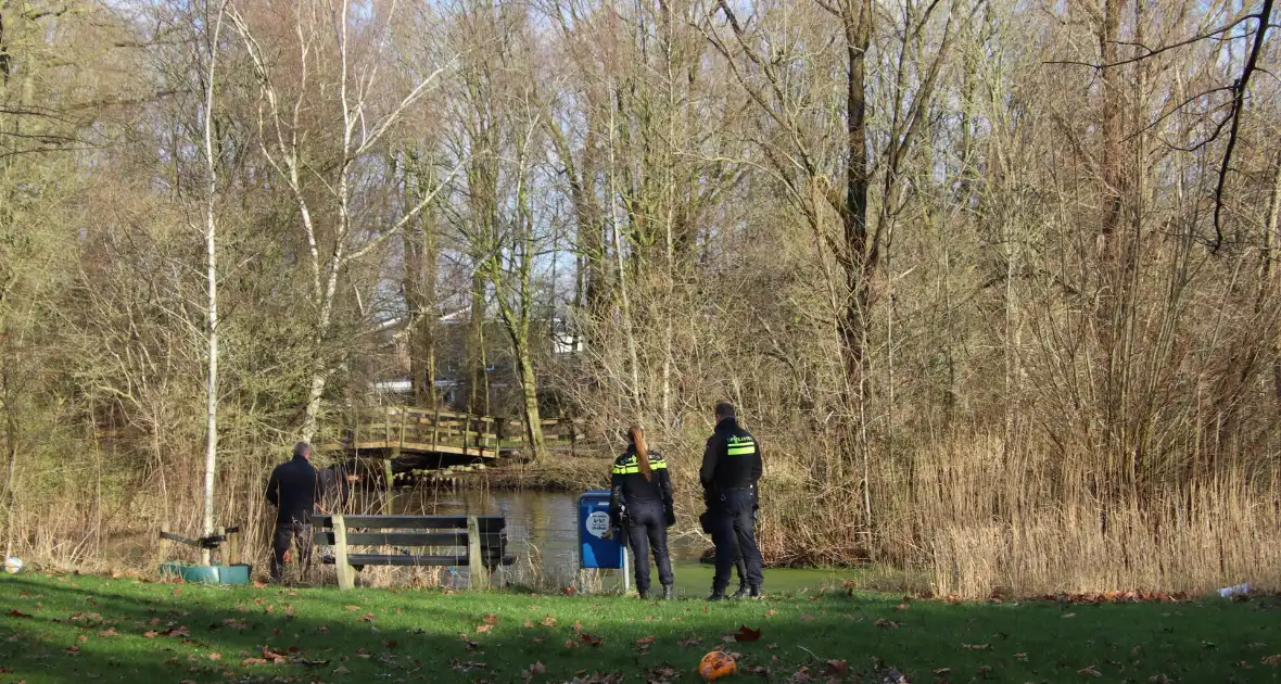 Politie zoekt in sloot naar wapen - Foto 4