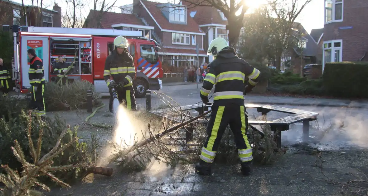 Brandweer blust brandende kerstbomen