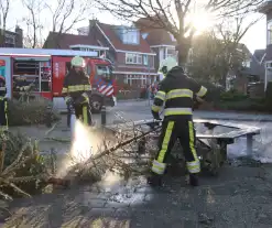 Brandweer blust brandende kerstbomen