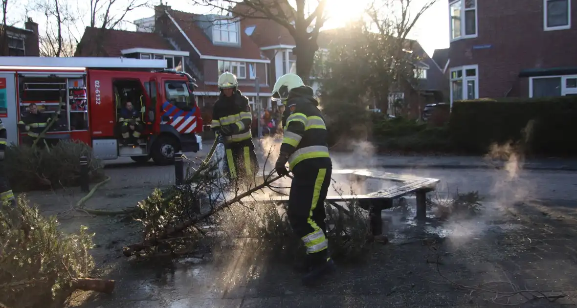 Brandweer blust brandende kerstbomen - Foto 1