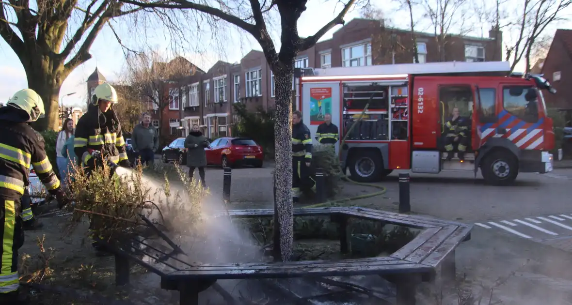 Brandweer blust brandende kerstbomen - Foto 2