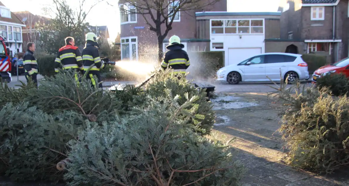 Brandweer blust brandende kerstbomen - Foto 3