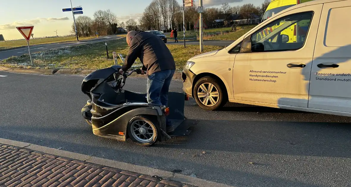 Ongeval tussen bestelbus en rolstoelscooter - Foto 1