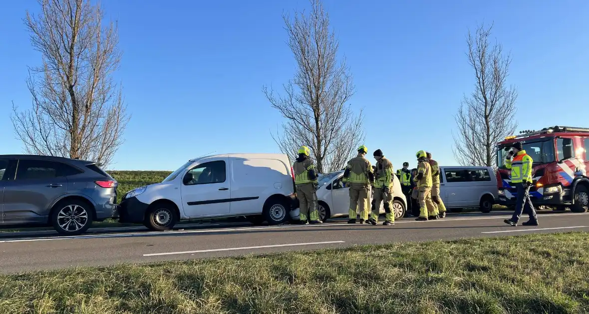 Schade en file na kettingbotsing