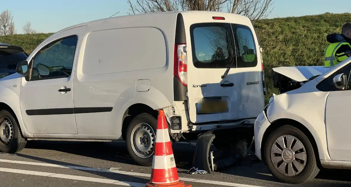 Schade en file na kettingbotsing - Foto 4