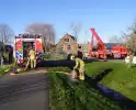 Brandweer sloopt dak om brand te blussen