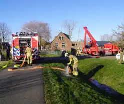 Brandweer sloopt dak om brand te blussen